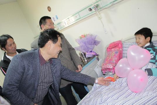 20110117:看望广州中医药大学附属一院受救治贫困先心患儿.jpg